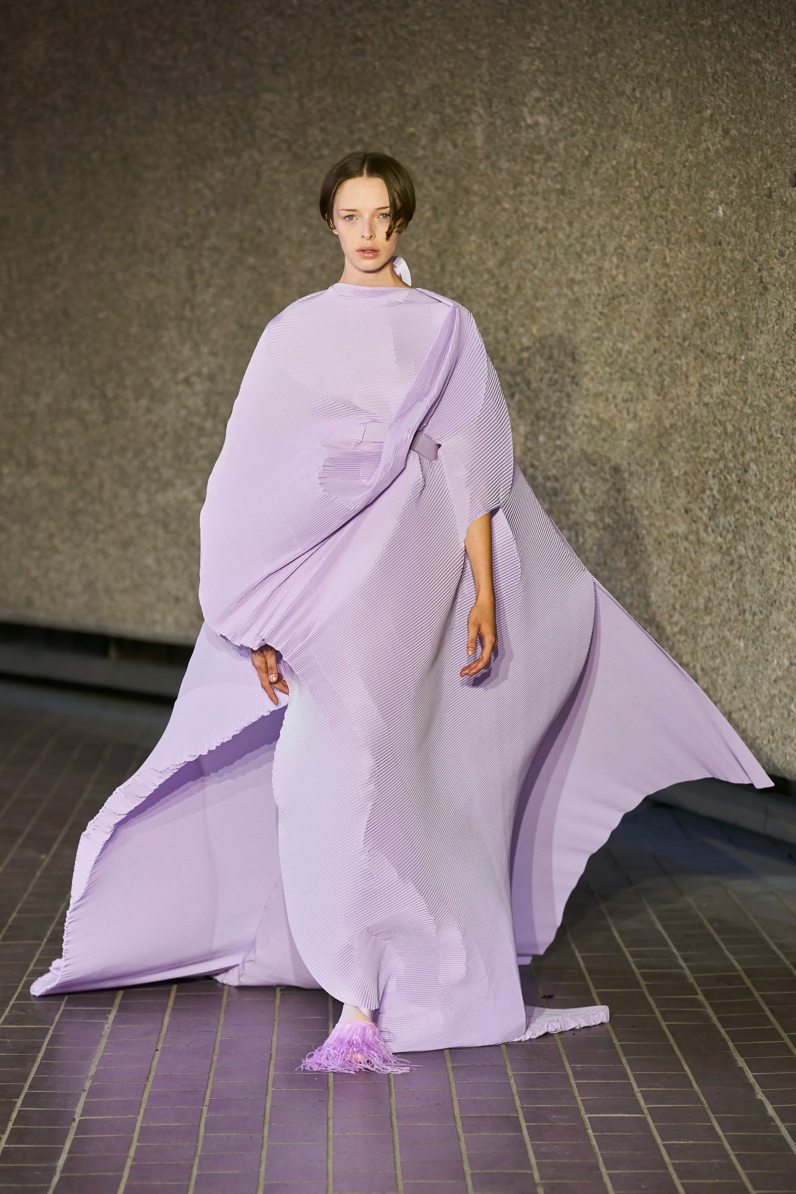 malva un color en tendencia de Roksanda primavera verano 2024.