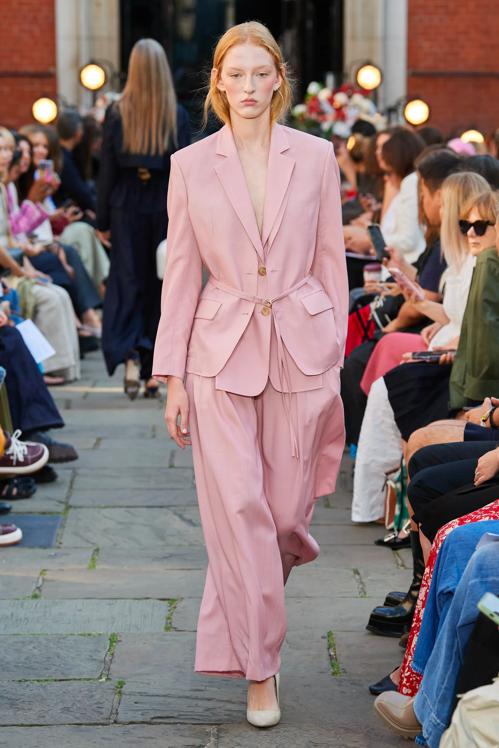 tendencia color rosa pastel en Eudon Choi primavera verano 2024.