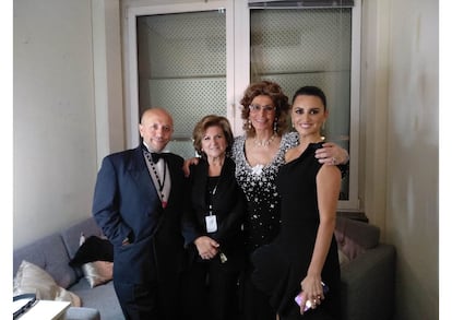 De izquierda a derecha, Luis Alegre, Encarna (madre de Penélope Cruz), Sofia Loren y Penélope Cruz, en el camerino de la actriz italiana antes de los Bambi Awards en Berlín en 2018, en los que la intérprete española se alzó con el premio a mejor actriz internacional. Una imagen del archivo personal de Luis Alegre.
