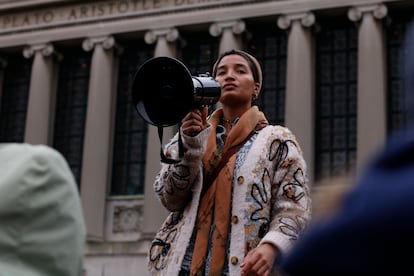 Indya Moore, actriz, modelo y activista estadounidense que vino al campamento a mostrar su apoyo a los estudiantes. 