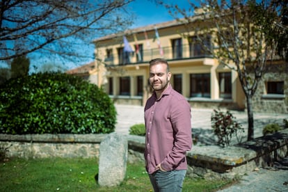 El alcalde de Trescasas, Borja Lavandera, frente al ayuntamiento de su pueblo.