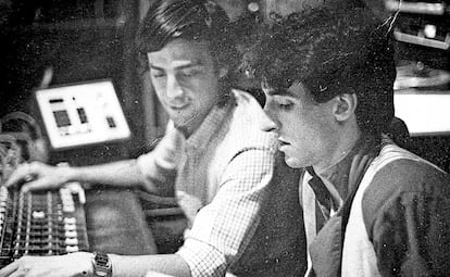 El ingeniero de sonido José María Díez y Ramoncín durante una de las sesiones de grabación de '¡Corta!' (1982). 