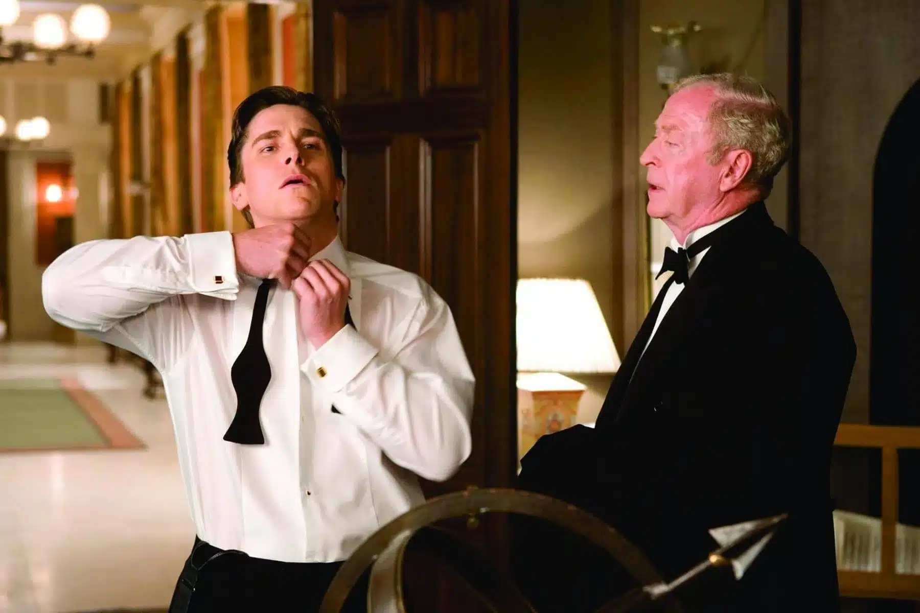 Christian Bale y Michael Caine en Batman Begins