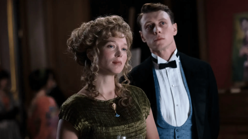 Léa Seydoux y George MacKay en La bestia
