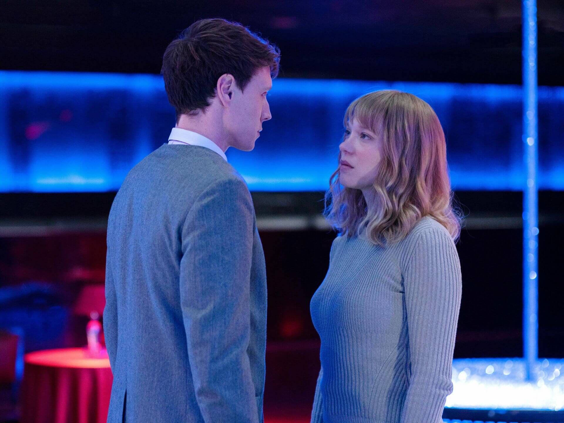 Léa Seydoux y George MacKay en La bestia 2