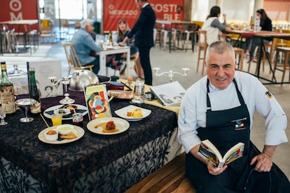 El profesor Ricardo Fernández poca con platos elaborados por sus alumnos, inspirados en 'Las 1001 recetas del Palacete de las Mendoza'.