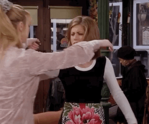 Escena de 'Friends' primera temporada, con Rachel, Pheobe y Monica abrazándose.- Blog Hola Telcel.