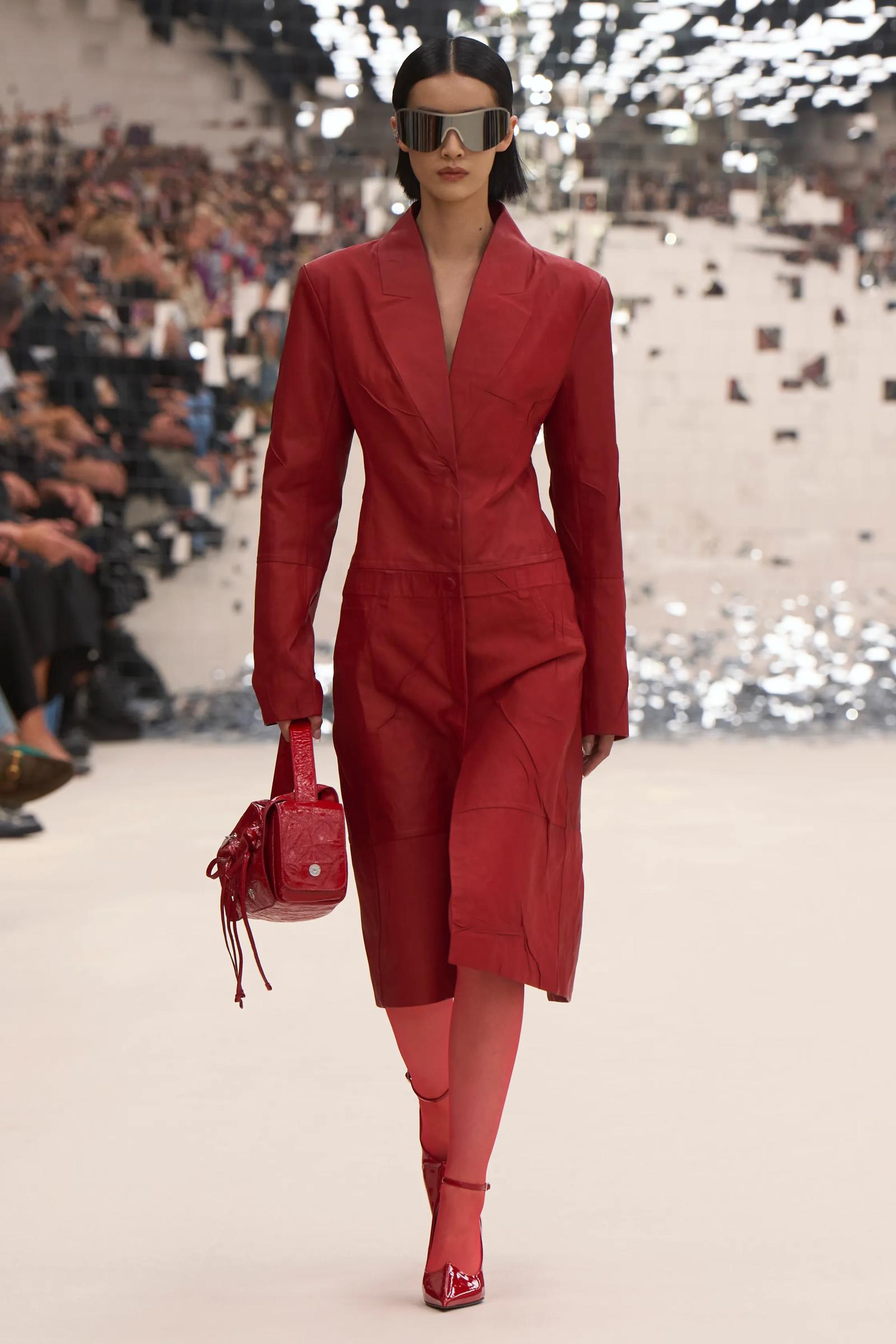 bolso con forma de estuche en acne primavera verano 2024