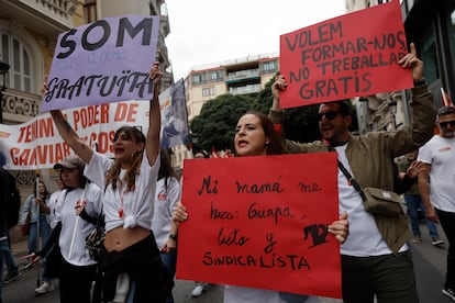 Asistentes a la manifestación del 1 de Mayo por el centro de Valencia, este miércoles. 
