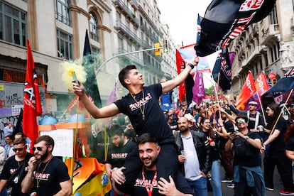 Centenares de personas participan en la manifestación del 1 de Mayo, este miércoles en Barcelona.