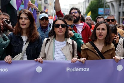 La líder de Podemos, Ione Belarra (derecha) junto a la exministra Irene Montero (centro) y la portavoz en la Asamblea de Madrid, Isa Serra (izquierda), durante la manifestación del Primero de Mayo en Madrid. 
