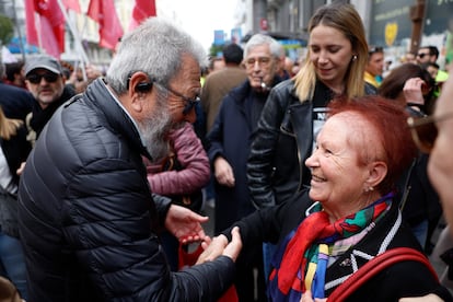 El exsecretario general de UGT, Cándido Méndez (izquierda), saluda a una manifestante durante la marcha del 1 de Mayo por el centro de Madrid. 