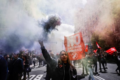 Una joven sujeta una bengala, en la manifestación de este miércoles de Madrid.
