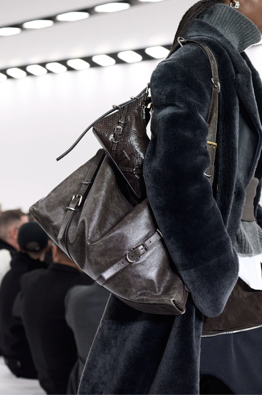 givenchy apostando por la teoría del doble bolso