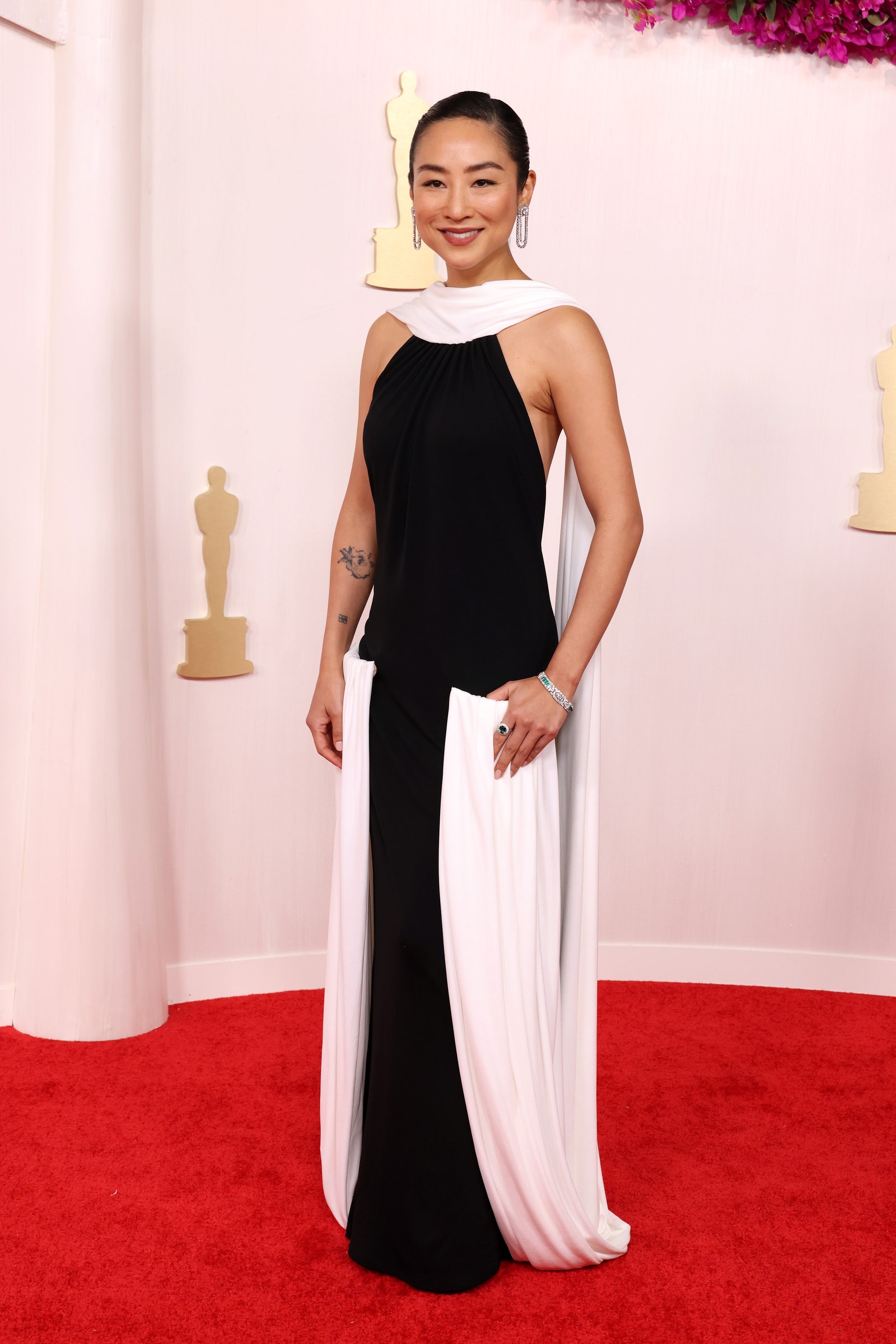 Greta Lee asiste a la 96ª edición de los Oscar el 10 de marzo de 2024 en Hollywood California