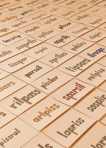 Las palabras son uno de los ejes fundamentales del corpus creativo de Roni Horn.  Las combinaciones de siete letras se convierten en una obra de arte titulada Slarips.