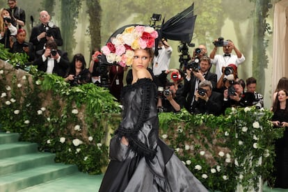 Cuando casi todos los invitados ya estaban en el interior del museo, Zendaya ha sorprendido cambiándose de ropa. También llevaba un diseño firmado por John Galliano, como a su llegada, pero etsa vez se trataba de un diseño de Givenchy de 1996 que ha combinado con un enorme tocado repleto de flores.
