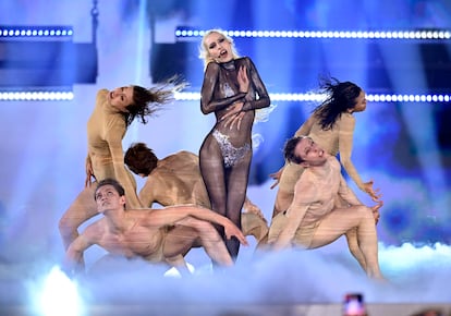 Raiven representando a Eslovenia con la canción Veronika sobre el escenario de Eurovisión en el Malmo Arena, en Malmo, Suecia.
