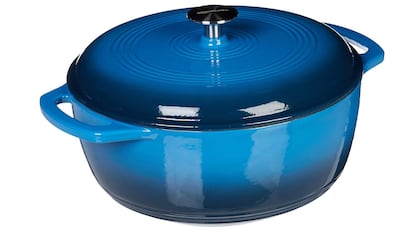 Olla de hierro fundido y esmaltada en azul de Amazon Basics, con 5,6 litros de capacidad.