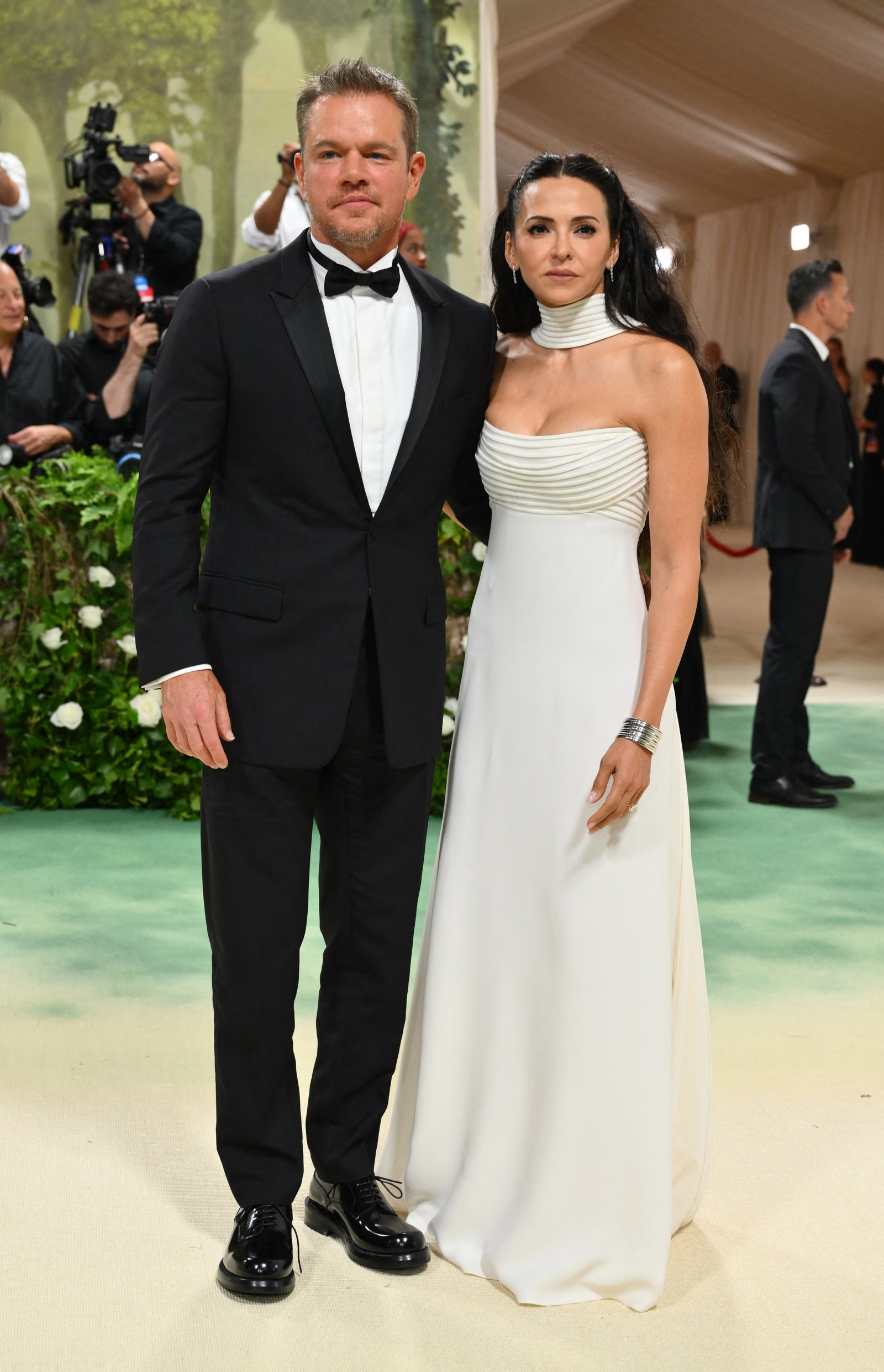 Matt Damon y su pareja en la met gala 2024