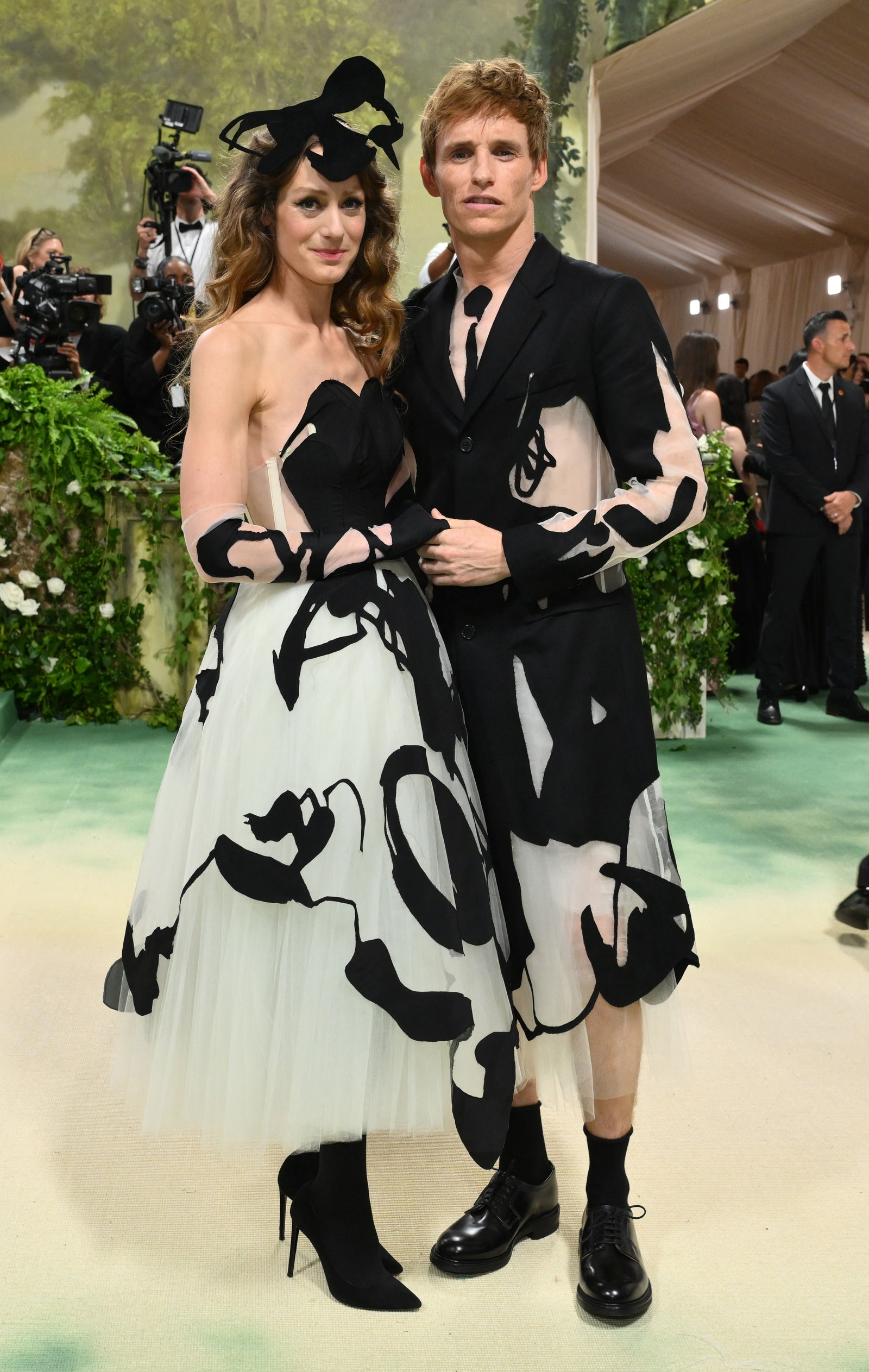 Eddie Redmayne y su pareja en la met gala 2024