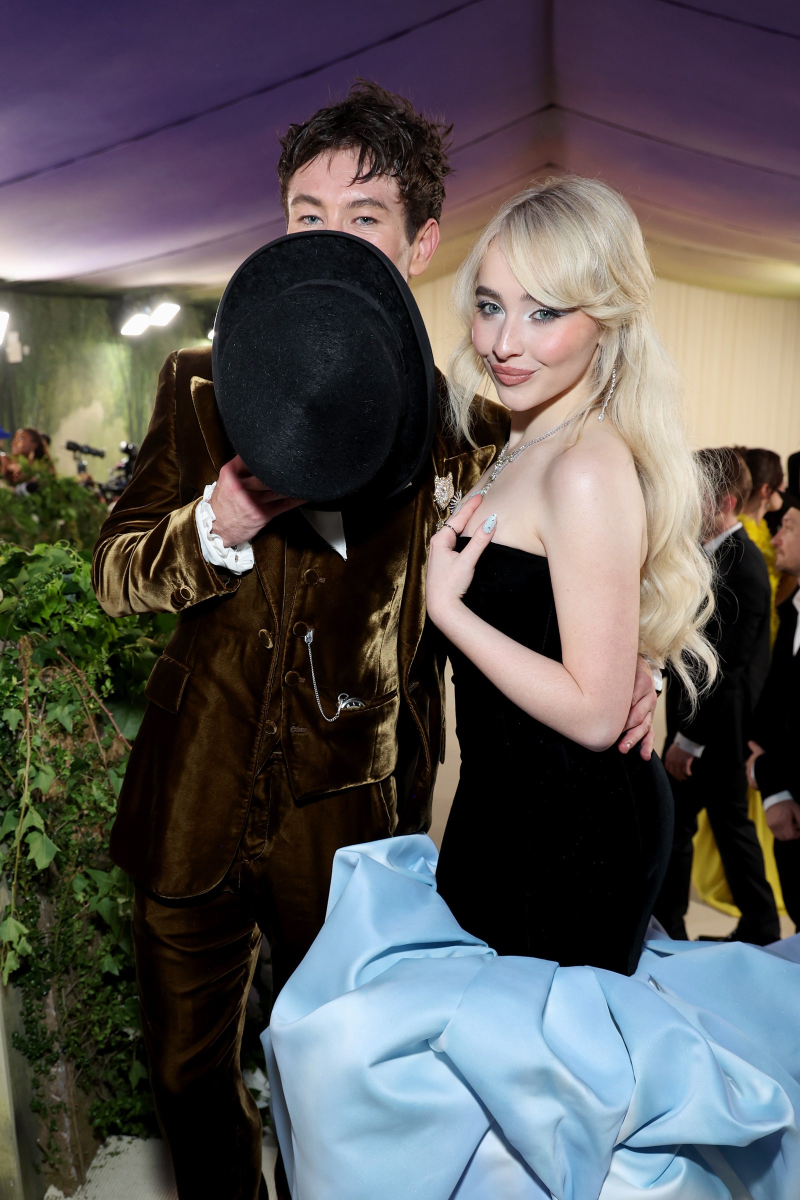 Sabrina Carpenter y Barry Keoghan en la met gala 2024