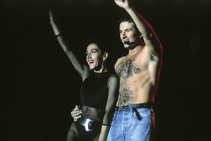 Ana Torroja y José María Cano saludan al público durante un concierto.