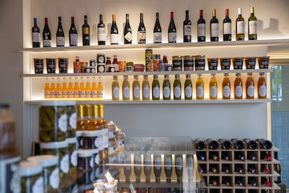 En la tienda cuentan con vinos franceses que van desde los 10 euros.