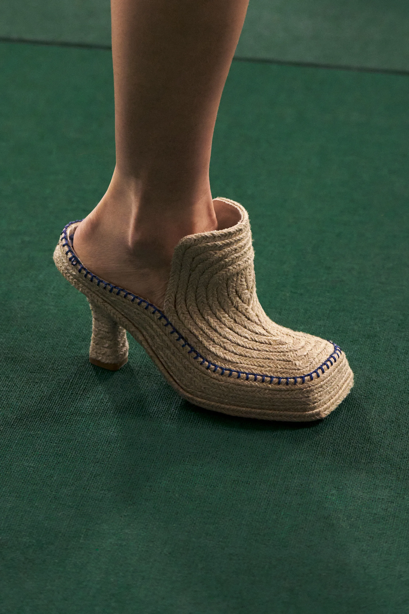 zapatos de rafia en Burberry primaveraverano 2024.