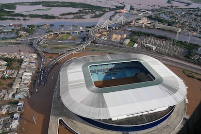 Vista del Gremio Arena y sus alrededores rodeados afectados por las fuertes lluvias en Porto Alegre, el 8 de mayo. 