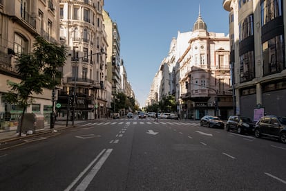 La avenida Callao luce casi vacía durante la huelga general en Buenos Aires.