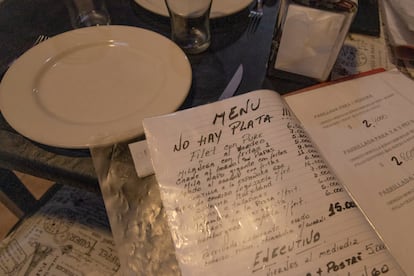 Un menú de un restaurante de Constitución retoma la frase "no hay plata" del presidente Javier Milei, durante el paro nacional en Buenos Aires.