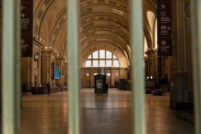 Las instalaciones de la estación Constitución, al sur de Buenos Aires, lucen vacías durante el paro.