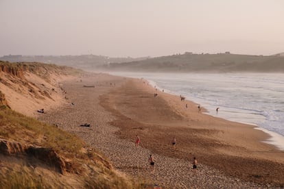 Las dunas de Liencres, en la playa de Valdearenas. 