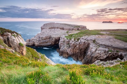 Un atardecer en Roca Blanca, en la península del Dichoso (Suances).