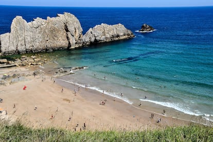 Día veraniego en la playa de La Arnía, en Liencres (Piélagos), de estéticos cuchillones.