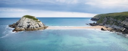 El tómbolo que conecta la playa de Covachos con el islote de El Castro.