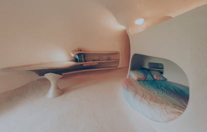Uno de los cuartos de la casa que deja ver la prominencia de líneas curvas y ovoides en toda la construcción.