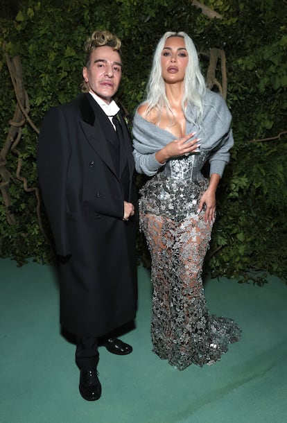 John Galliano y Kim Kardashian, con un diseño del creador, en la gala Met, en 6 de mayo de 2024 en Nueva York.