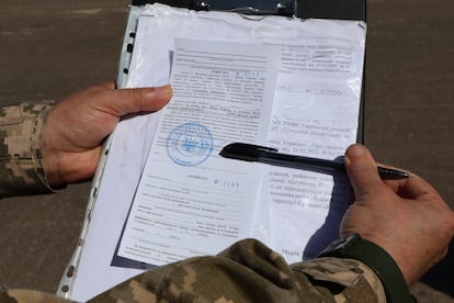 Una citación para que un civil se presente en una oficina de alistamiento en Sumi, Ucrania.