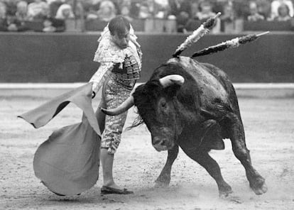 El matador de toros, Luis Francisco Esplá, da un pase con la muleta en 1994 en Zaragoza.