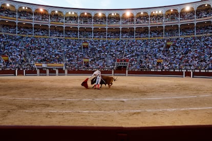 El diestro García Pulido con su segundo toro en el primer festejo de la Feria de San Isidro en 2024.