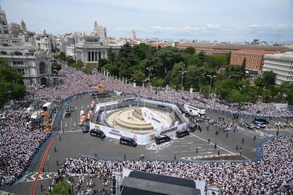 Los jugadores del Real Madrid llegan en autobús a la Plaza de Cibeles, este domingo.