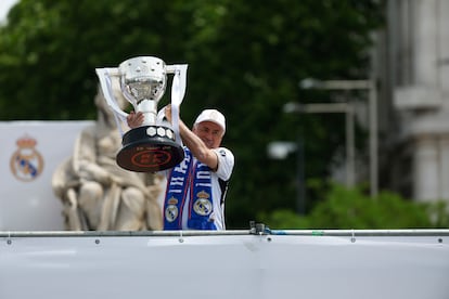 El entrenador del Real Madrid, Carlo Ancelotti, muestra la copa a la afición en la Plaza de Cibeles, este domingo.