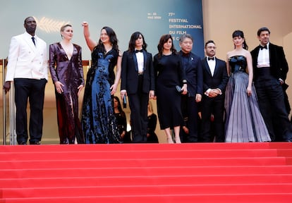 Desde la izquierda, los miembros del jurado Omar Sy, Greta Gerwig, presidenta de esta edición, junto a Lily Gladstone, Nadine Labaki, Hirokazu Kore-eda, Ebru Ceylan, Juan Antonio Bayona, Eva Green y Pierfrancesco Favino en el estreno del film 'Le Deuxième Acte', el 14 de mayo en Cannes.