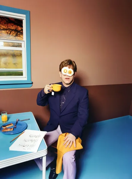 EXPOSICIÓN DE FOTOS DE ELTON JOHN, CUANDO ÉL ODIA QUE SE LE FOTOGRAFÍE