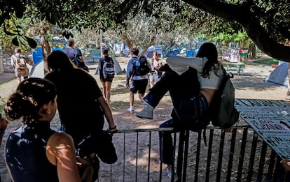 Los estudiantes de la Universitat de València saltan la valla para llegar a la facultad de Filosofía y Ciencias de la Educación, este jueves en Valencia.