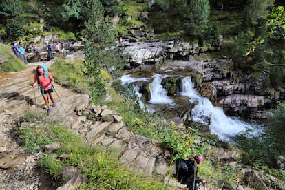 Varios senderistas pasando por las Gradas de Soaso, en el parque nacional del Pirinero Aragonés.