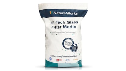 Con este producto de arena de vidrio se filtra mejor el agua de la piscina.