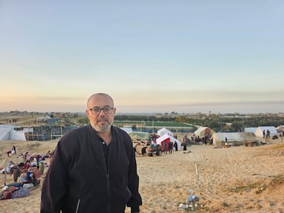 Atef Abu Saif, en un momento de su peripecia por la Franja de Gaza.